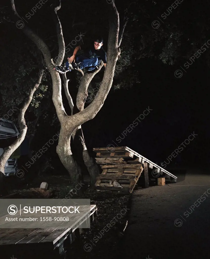 Man, young, Inlineskates, Holzrampe,,  Tree, jump, night,   Teenager, youth, scooter Bl farewell, Inlineskater, sport, hobby, proficiency, skill, Acti...