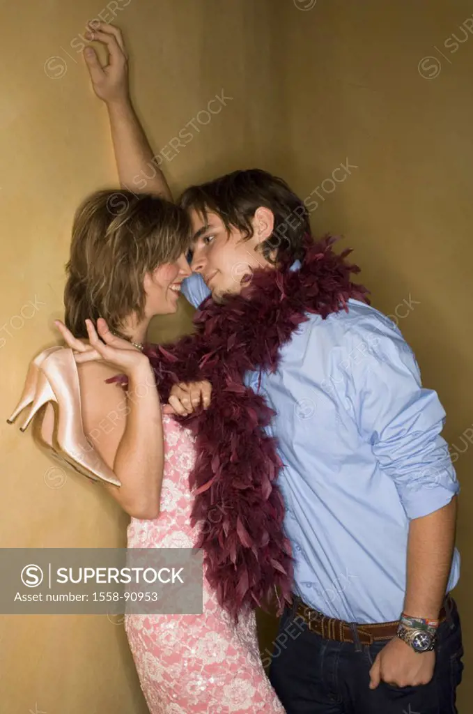 couple, young, flirt, falls in love indoors,    Series, 20-30 years, partnership, relationship, woman, evening dress, stilettos, man, carries neck, fe...