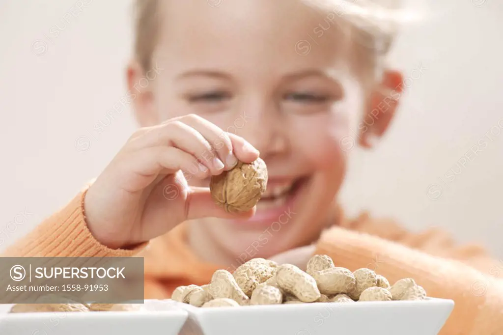 Girls, peel, nuts, selects, laughing, portrait, truncated,   Series, 6 years, child, blond, cheerfully, naturalness, peel, walnuts, peanuts, eat, eat ...