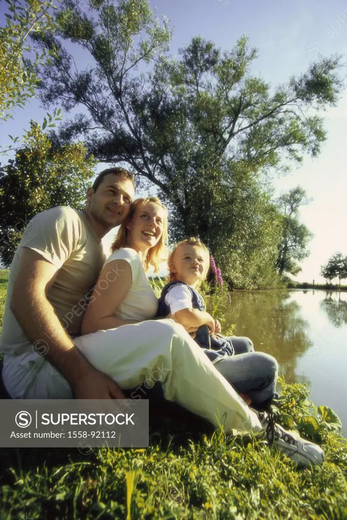 Shores, parents, daughter, sitting,  consecutively, on the side,   Family picture, family, family luck, young, couple, 20-30 years, love, child, toddl...