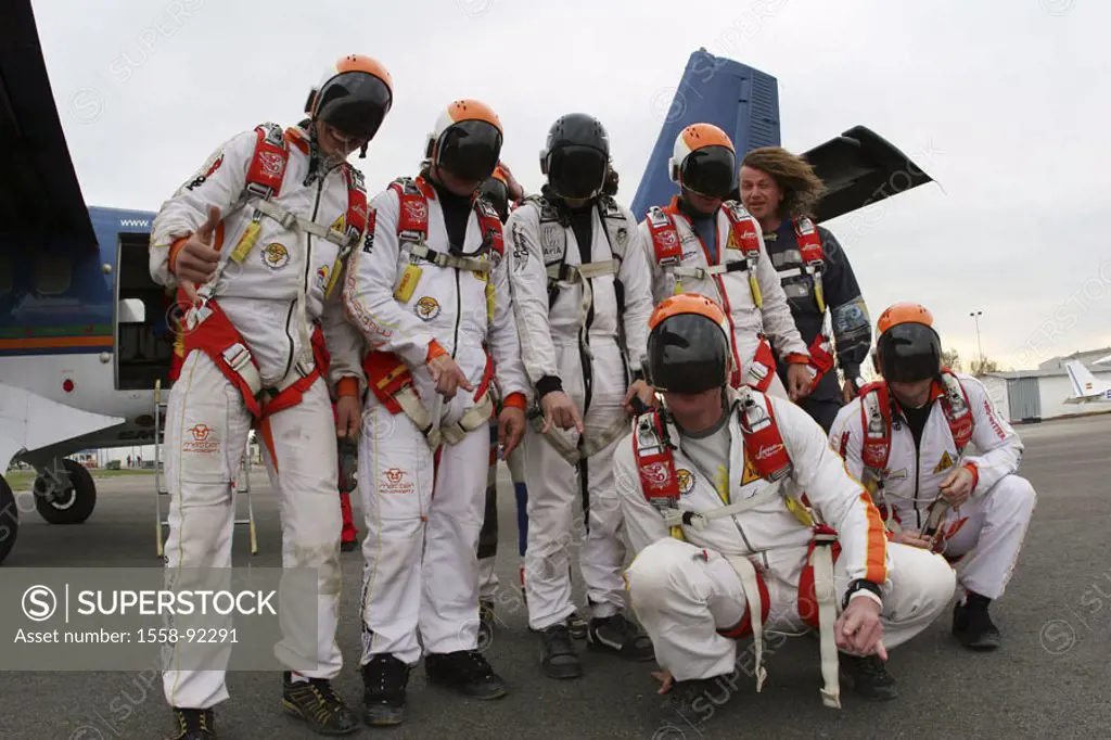 Airport, airplane, Skydiver,  Group picture,   Airport terrains, propeller machine ´Twin otters´ parachutists athletes, extreme athletes, sport, extre...