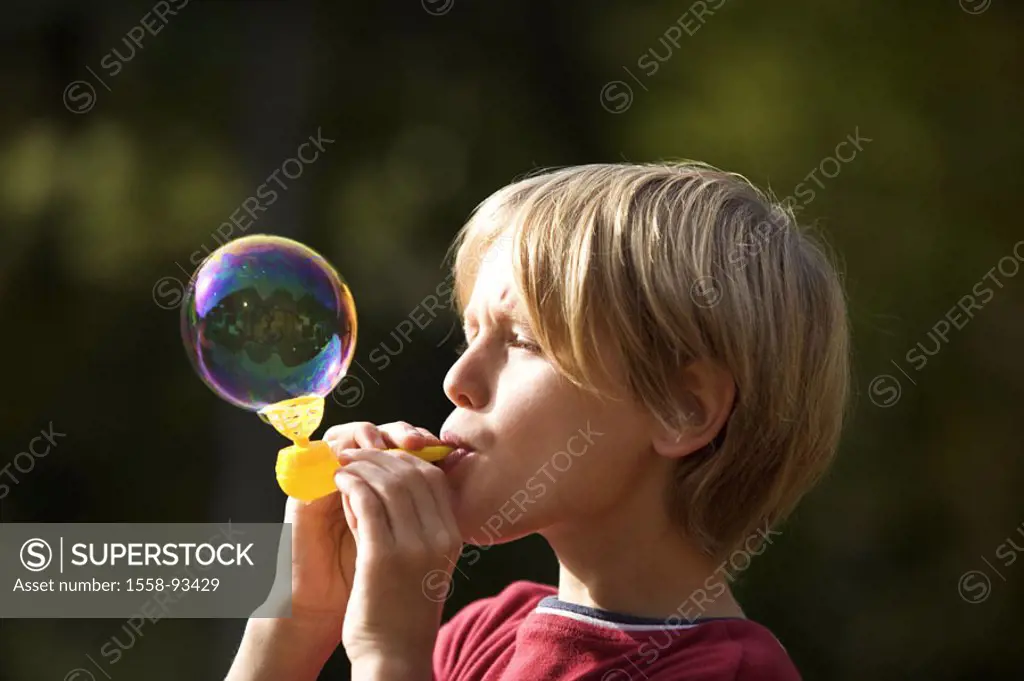 boy, bubble, profile,    Child, 11 years, blond, leisure time, vacation, enjoyments, playing freely, casual activity,  Naturalness, profile, outside,