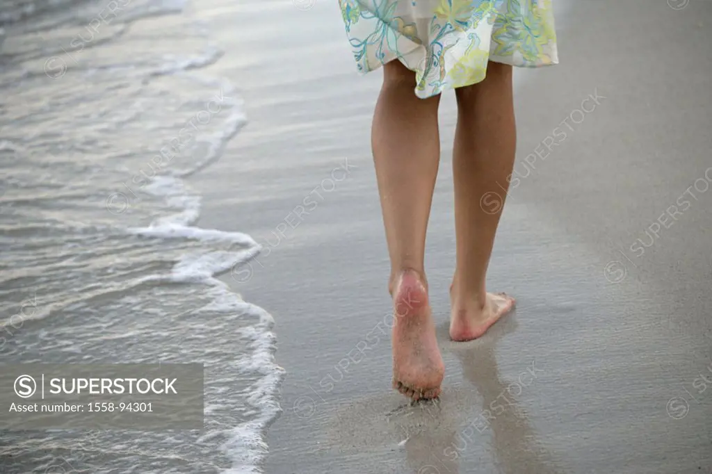 Beach, vacation, summers, woman, walk, barefoot, detail,