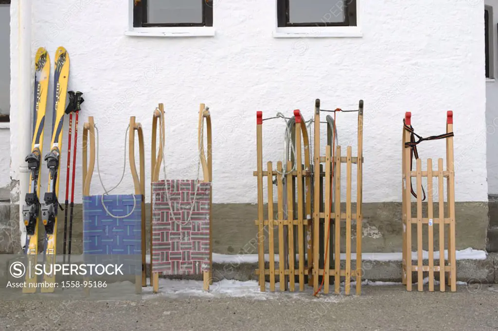 House wall, detail, sleighs, ski,  stopped,   House, wall, sport appliances, winter sport, concept, sled, toboggans, skiing, pause, stops, parks, take...