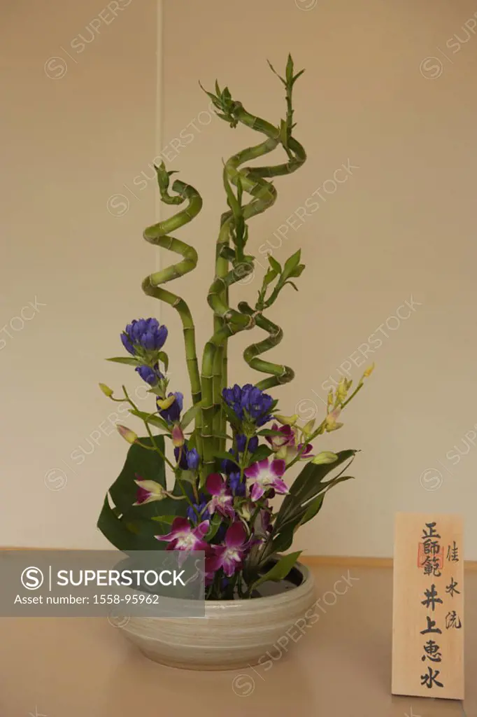 Ikebana, flower arrangement,  Wood blackboard, characters,   Asia, Japan, Japanese, Gesteck, Blumengesteck, arrangement, flower plug-in art, skillfull...