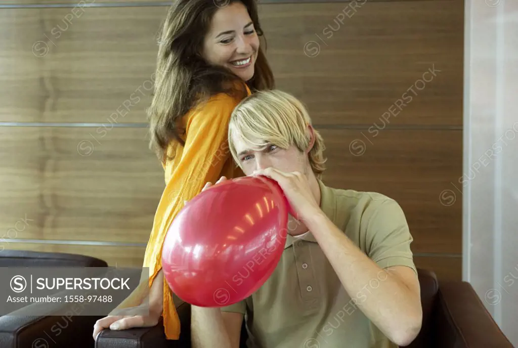 couple, balloon, inflates, happy,  Detail,   20-30 years, partnership, friends, sitting, balloon red, falls in love, fun, joy, preparations, omitted b...