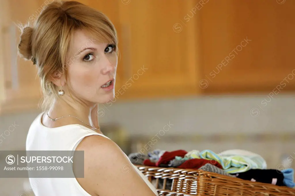 Woman, been annoying, gaze shoulder, Wäschekorb,  carries,   20-30 years, blond, housewife, household, housework, laundry, basket, carries, warehday, ...