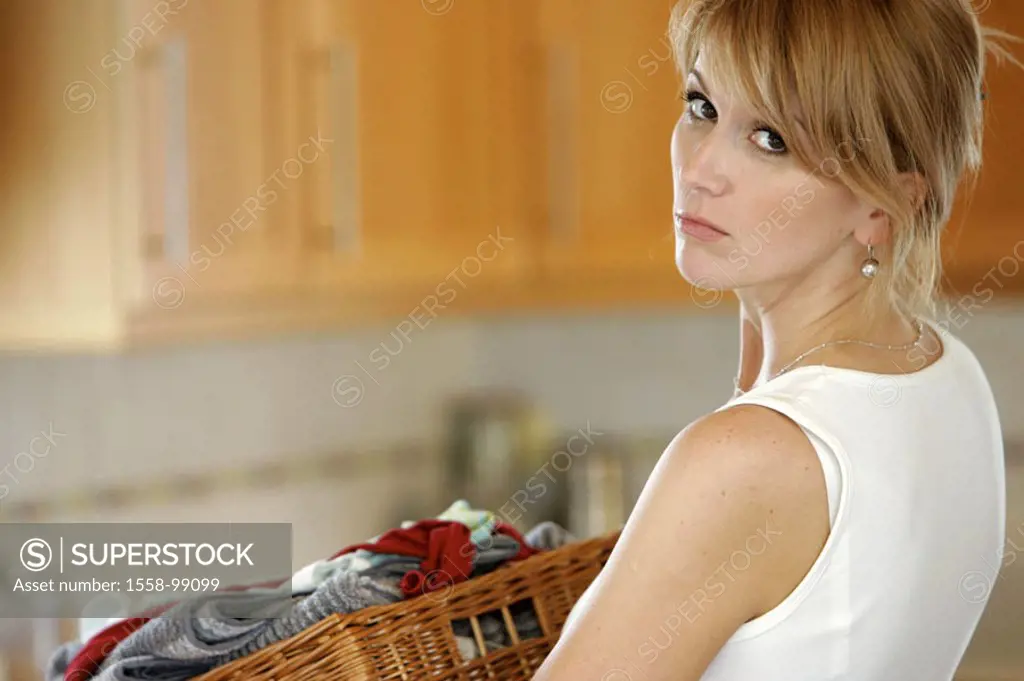 Woman, been annoying, gaze shoulder, Wäschekorb,  carries,   20-30 years, blond, housewife, household, housework, laundry, basket, carries, warehday, ...