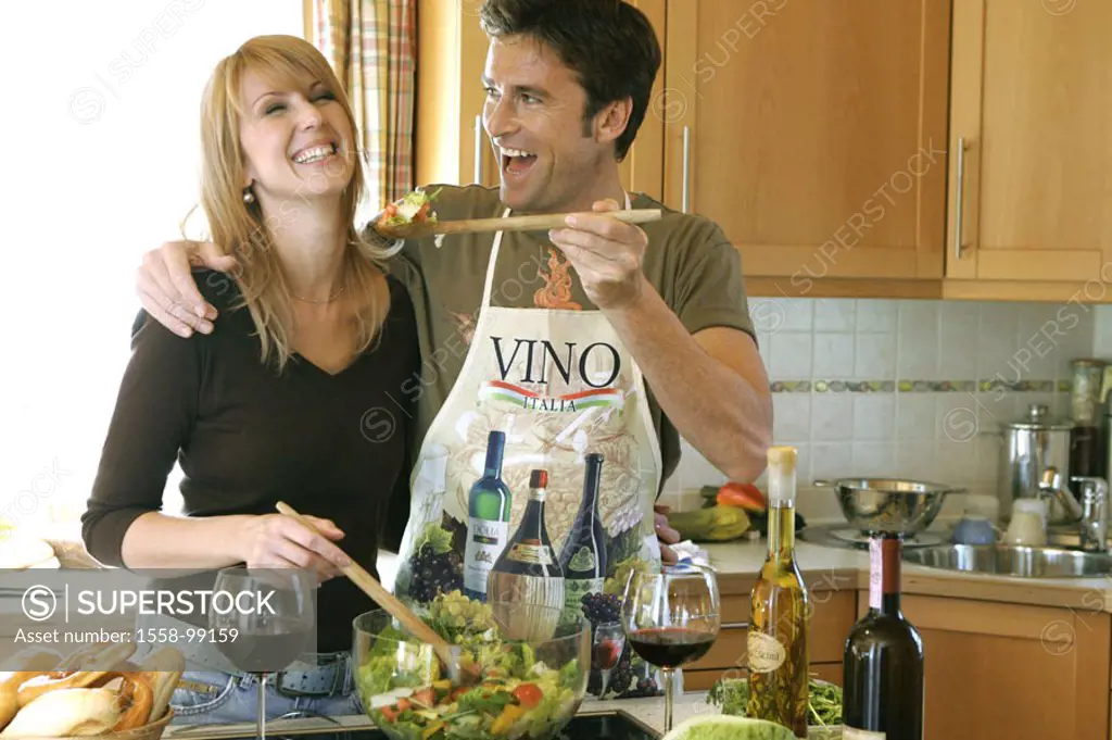 Kitchen, couple, cheerfully, man, apron,  Spoon, feeds, woman, laughing, salad,  tries, Halbporträt,  Series, 30-40 years, partnership, relationship, ...