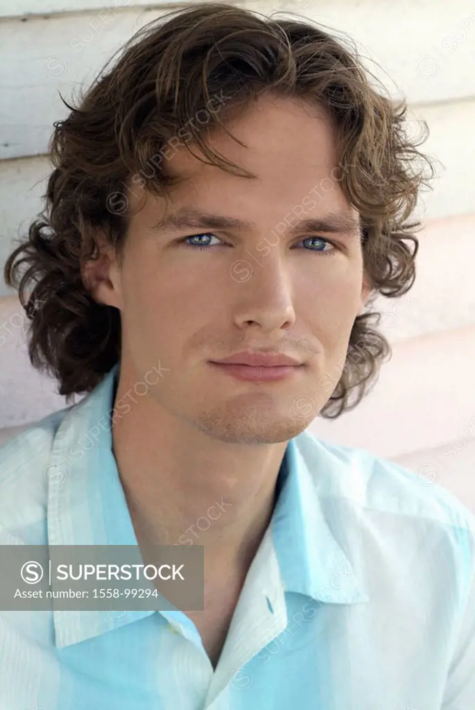Man, young, gaze camera, portrait,    20-30 years, brown-haired, curls, shirt, balance, blue-white waiting, patience, kindly, Lifestyle summery outsid...