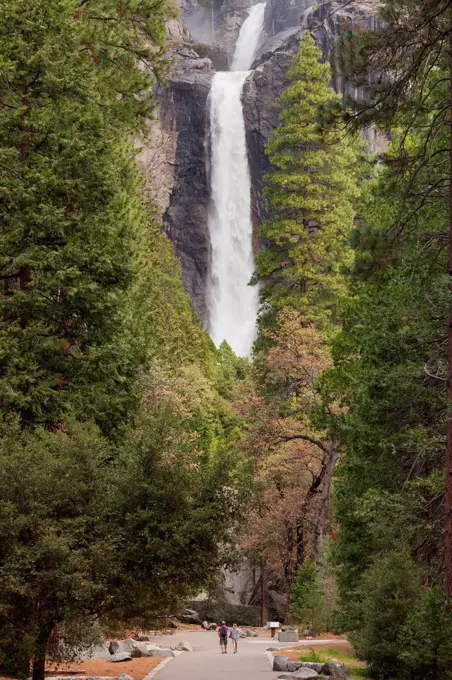 two people, path to the Lower Yosemite Falls, Yosemite Creek, Yosemite National Park, California, USA