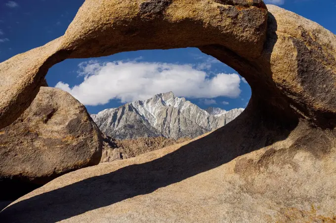 Tunnabora Peak, Mobius Arch, Alabama Hills, near Lone Pine, Sierra Nevada, California, USA