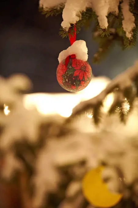 christmas ball with snow bonnet,