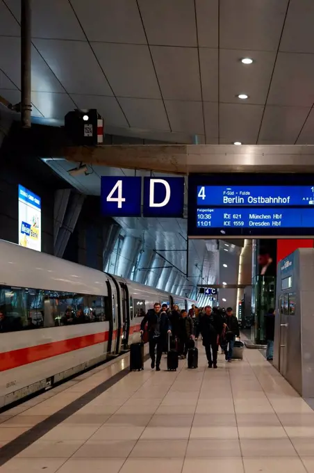 A long-distance train is standing at the stop 'Frankfurt am Main Flughafen'.