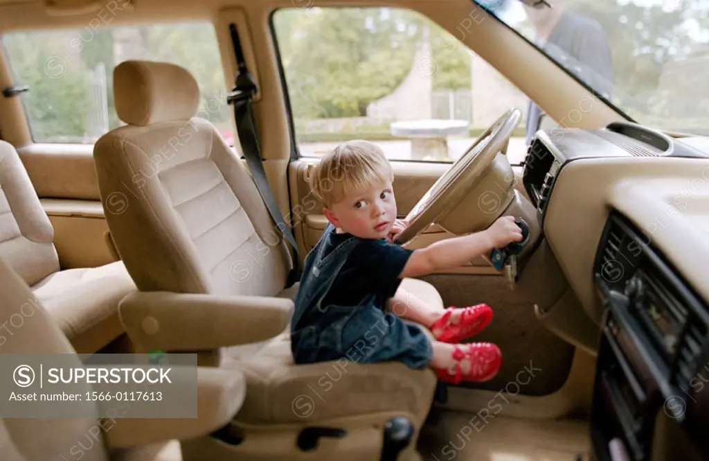 Child at car´s steering wheel
