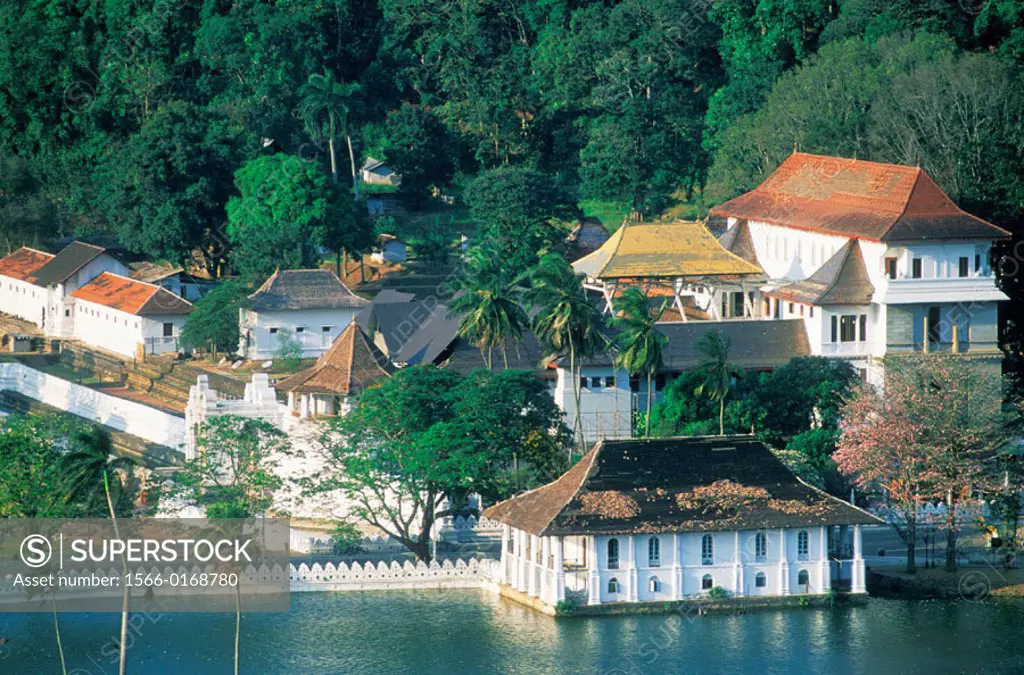 The lake with the Dalada Maligawa (´Temple of the Tooth´), where the tooth of the Buddha is believed to be preserved. Kandy. Sri Lanka