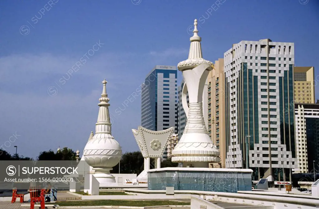 Abu Dhabi, Stadt, Stadtzentrum, Hochhaus, Geschäftsgebäude, moderne Architektur, Hochhäuser, davor  verschiedene Skulpturen auf einer Verkehrsinsel, C...