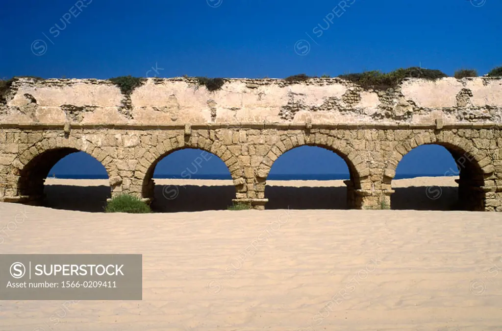 Roman aqueduct and beach, Caesarea (Hebrew ´Horbat Qesari´). Israel