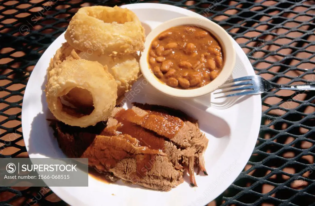 USA. Texas. Dallas. Beef brisket dinner, outdoor dining at Sonny Bryan´s Barbecue, historic West End