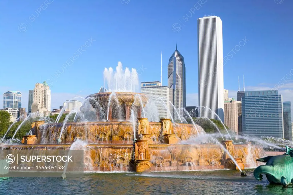Grant Park, Buckingham Fountain and view of the city. Chicago. Illinois, USA