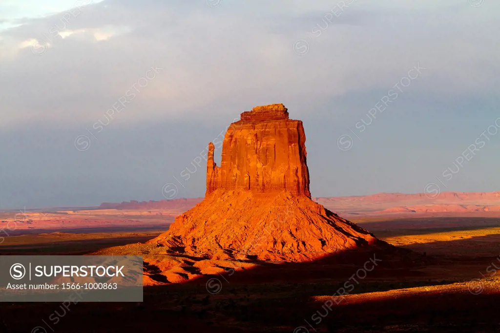 USA, Arizona, Monument Valley Tribal Park, Navajo Indian reservation, desert scenery , West Mitten Butte.