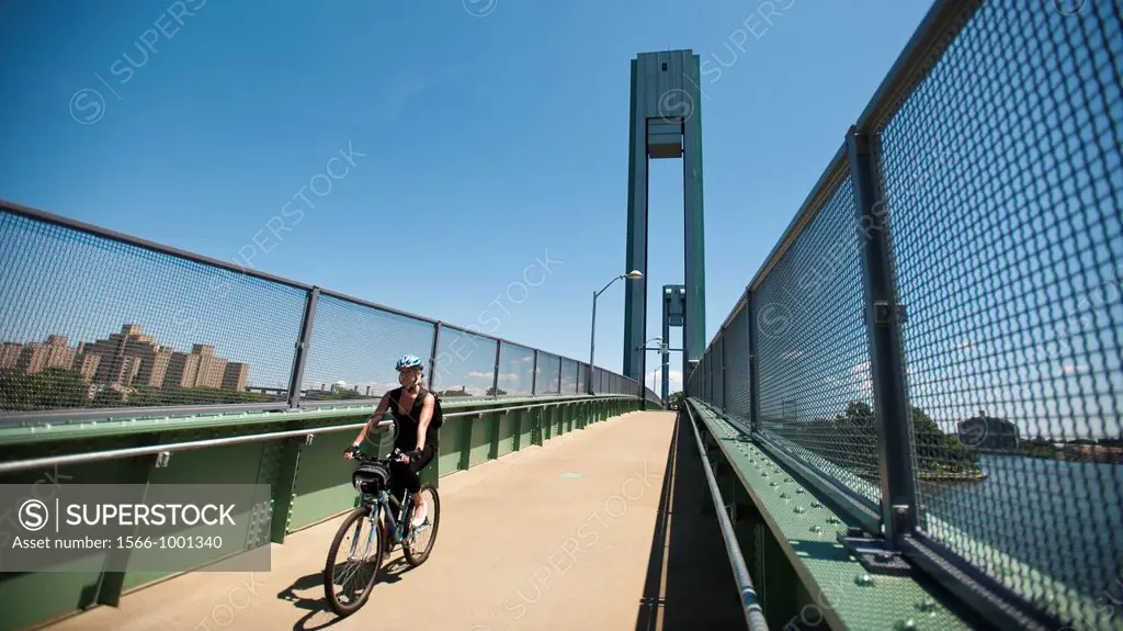 The newly renovated and reopened Randall´s Island footbridge over the East River in New York The lift bridge will now be open to bikers and walkers 24...