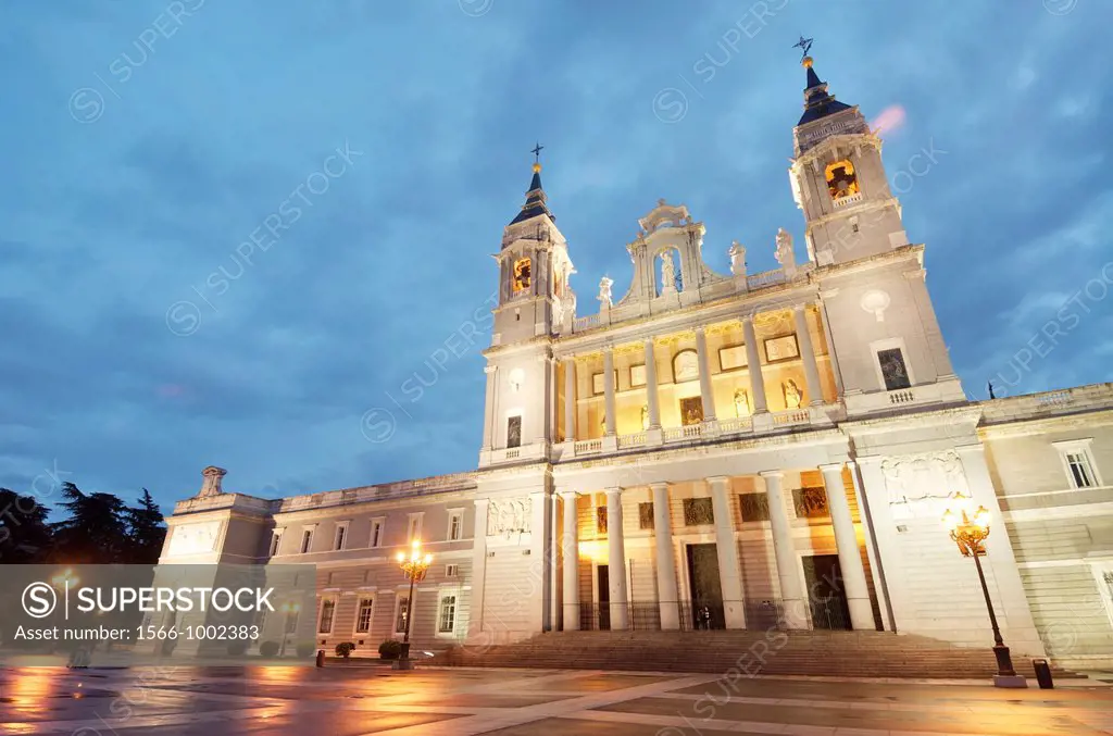 Night view of the Cathedral of Santa Maria la Real de la Almudena, located opposite the Royal Palace was built during the IX and XX centuries, Madrid,...