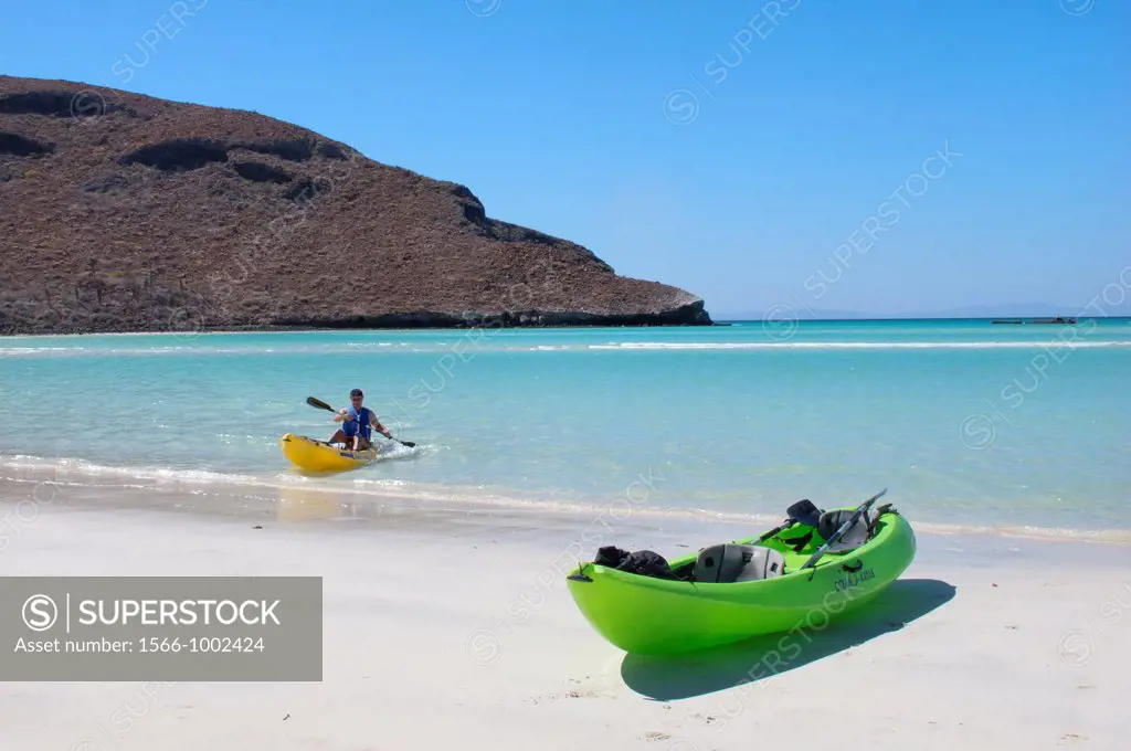 Mexico, Baja California, Pichilingue Peninsula, Sea kayaking in Bahia Balandra