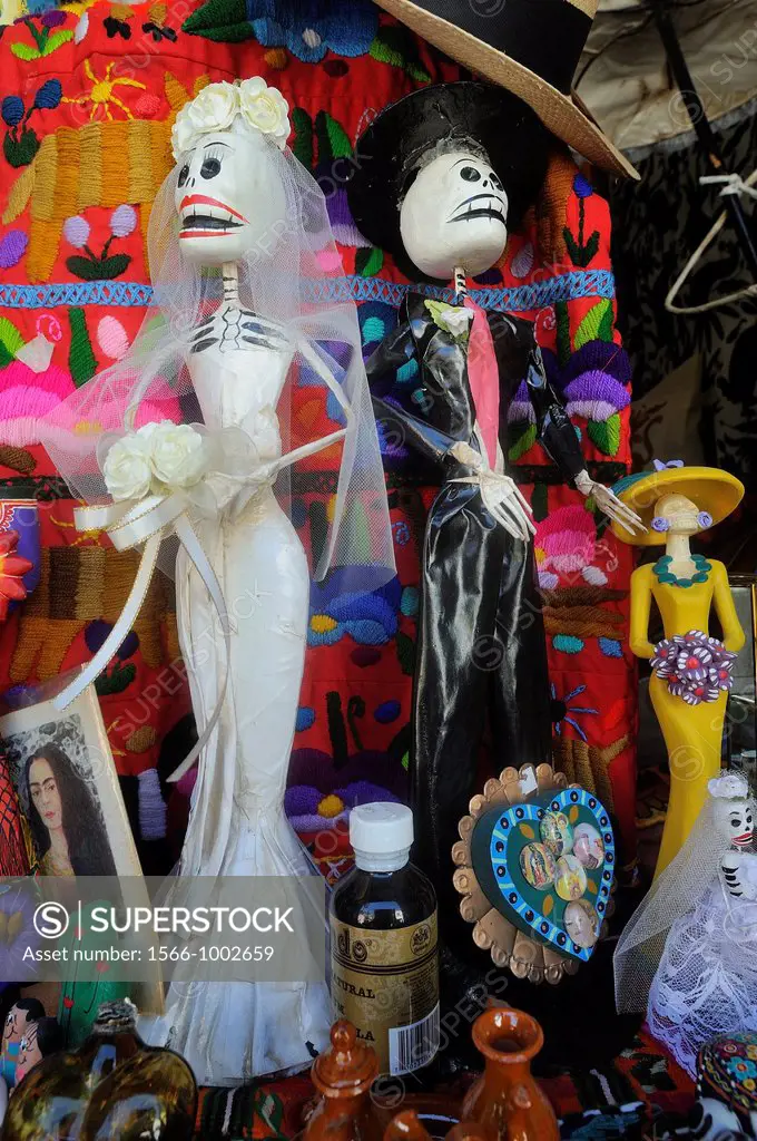 Mexico, Baja California, San Jose del Cabo, Crafts shop, Traditional ´calaveras´, skeleton dolls