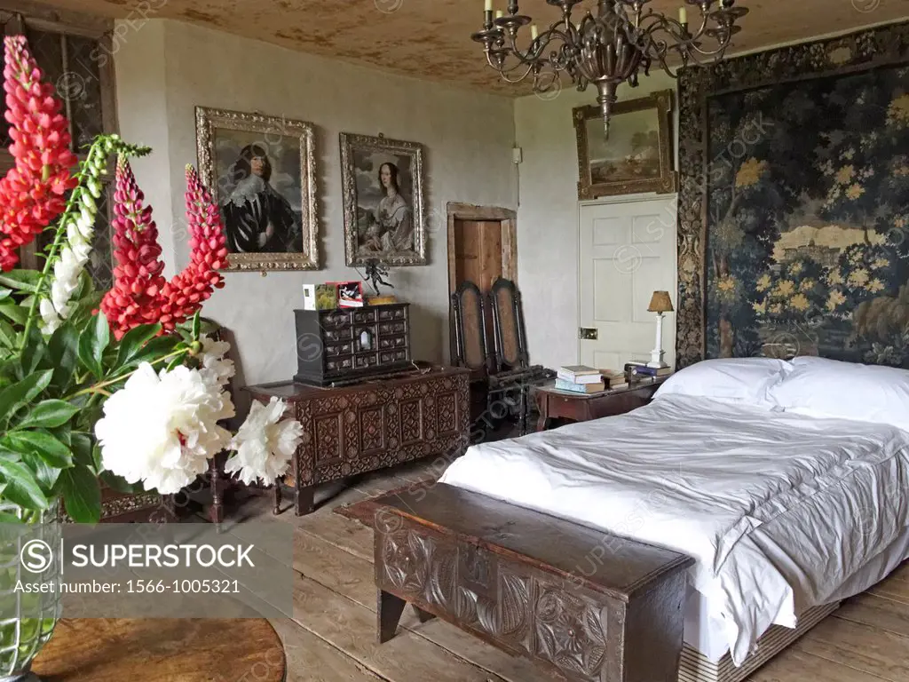 The Great Chamber, Misse Havisham´S Room. Restoration House in Rochester is a fine example of an Elizabethan mansion It is so named after the visit of...