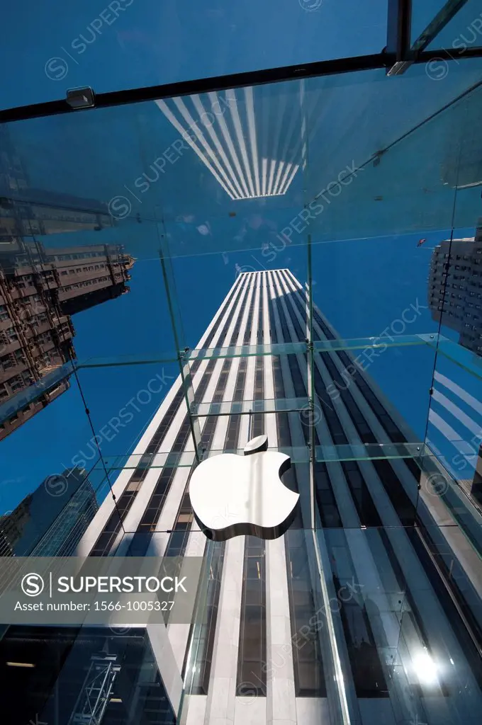 United States, New York City, Manhattan, Apple store on the 5th Avenue