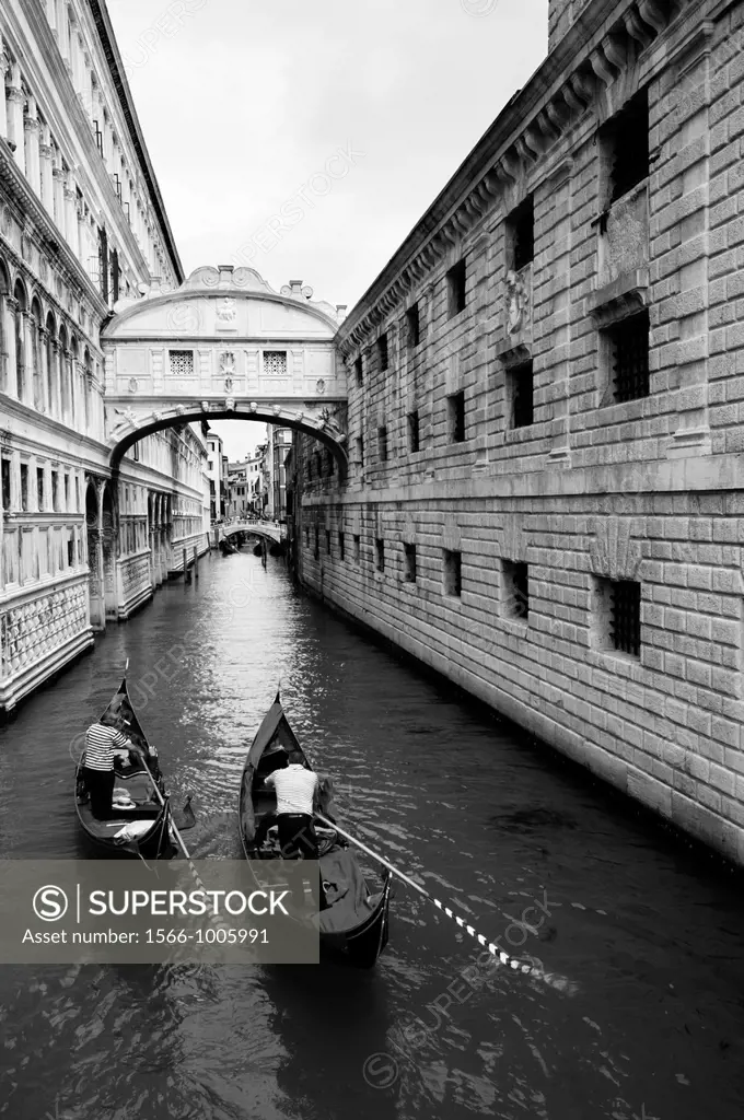 Two Gondola beneath the Bridge of Sighs, Venice