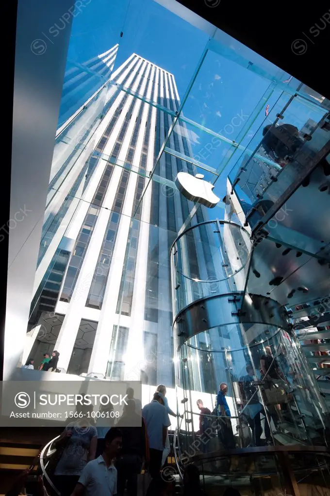 United States, New York City, Manhattan, Apple store on the 5th Avenue