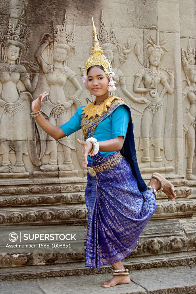Beautiful Cambodian dancer at Ankor Wat in northern Cambodia