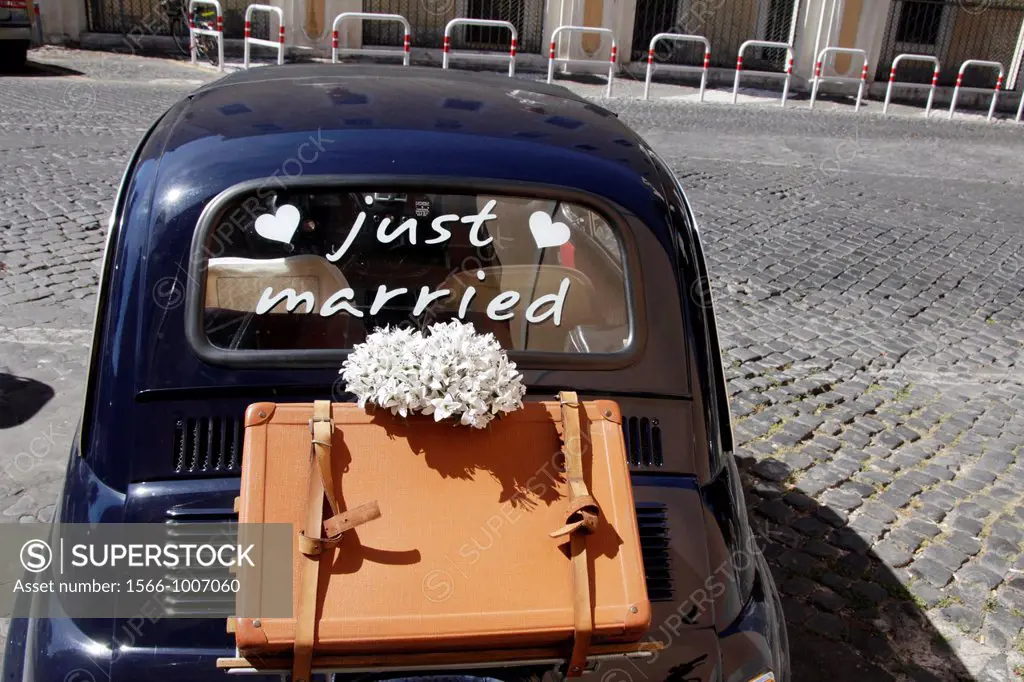 old fiat 500 wedding car in trastevere, rome italy