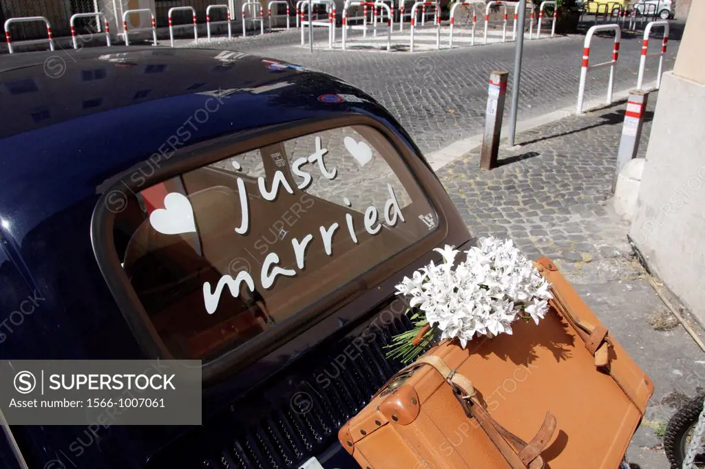 old fiat 500 wedding car in trastevere, rome italy
