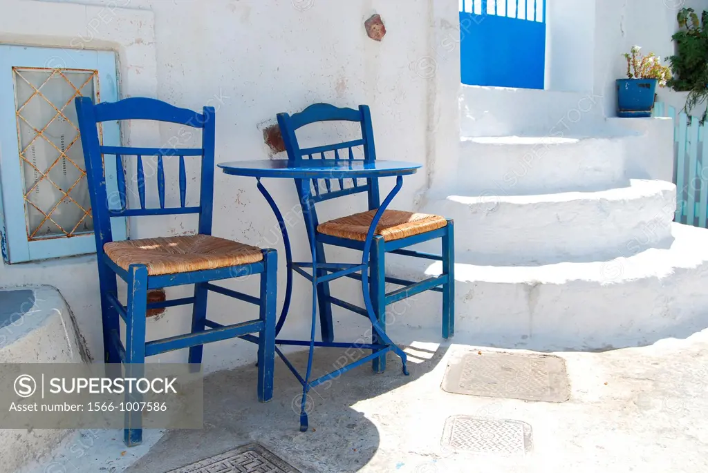 Dos sillas en una calle de Pyrgos  Santorini  Grecia