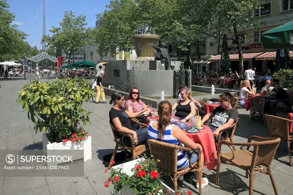 Germany, Dortmund, Ruhr area, Westphalia, North Rhine-Westphalia, NRW, Klepping Street, girls and young women sitting at a table in a sidewalk cafe in...