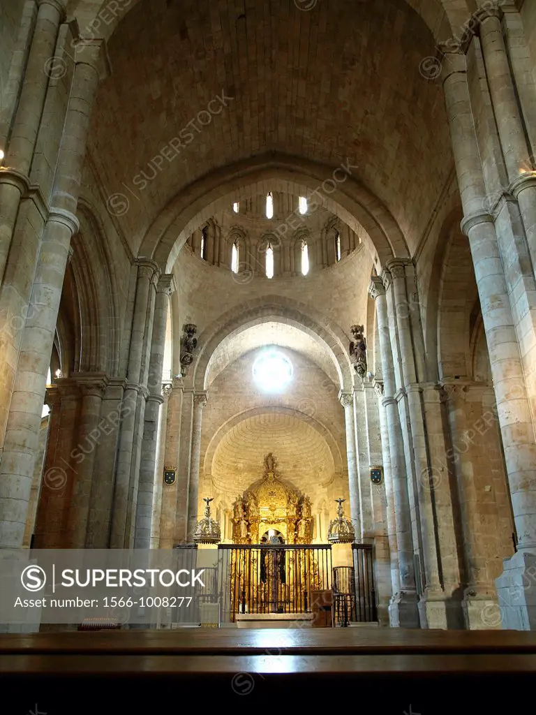Indoor view of the Romanesque collegiate church of Santa María la Mayor, Toro, Zamora province, Castilla-Leon, Spain