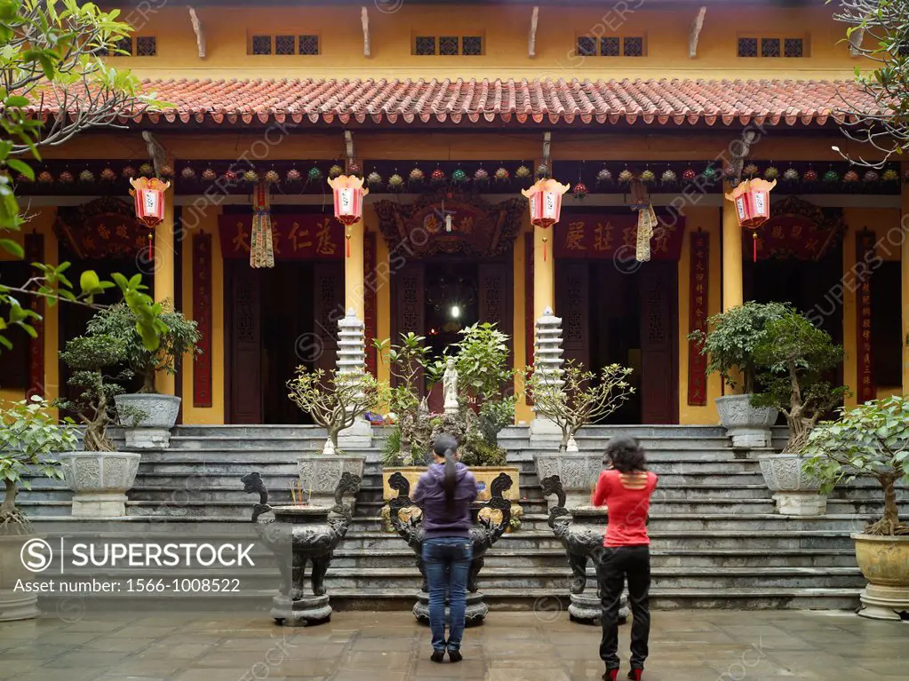 Worshippers at the Quan Su Pagoda