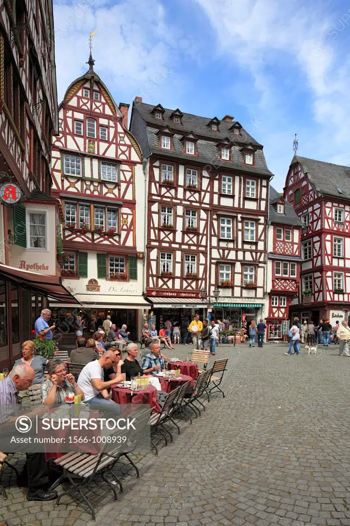Germany, Bernkastel-Kues, health spa, Moselle, Middle Moselle, Rhineland-Palatinate, market place, half-timbered house, people sitting in a sidewalk r...