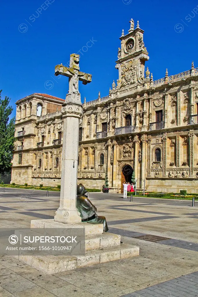 Monument to the pilgrims and Parador San Marcos hotel, a former monastery, Plaza San Marcos, Leon, Castile and León, Spain