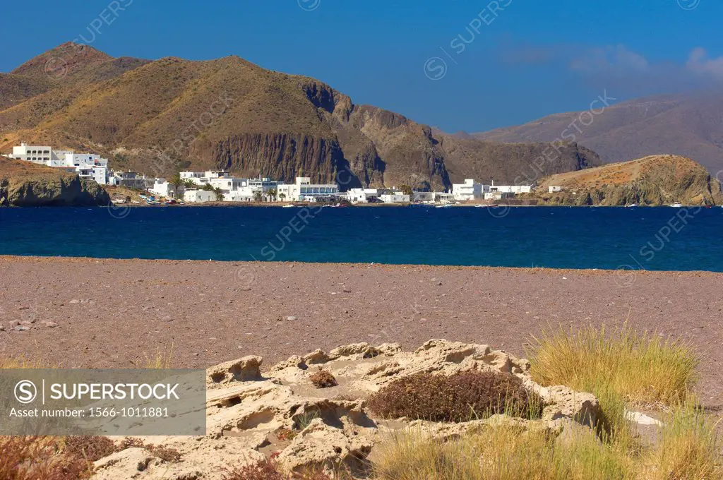 Playa del Arco beach, Los Escullos, Isleta del Moro in background, Cabo de Gata-Nijar Natural Park, Almeria province, Andalusia, Spain