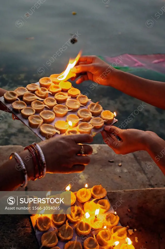 Making offerings ´puja´ to the lake Pichola during a holy day, Gangaur Ghat  Udaipur  Rajasthan  India.