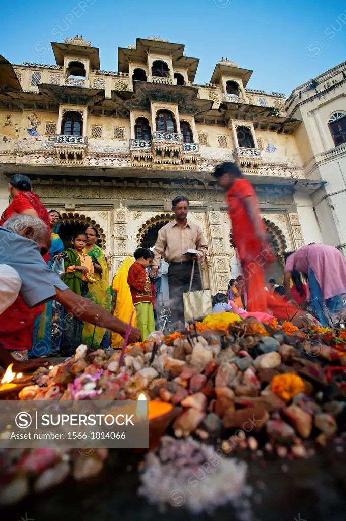 Making offerings ´puja´ to the lake Pichola during a holy day, Tripolia Gate of Gangaur Ghat  Udaipur  Rajasthan  India.