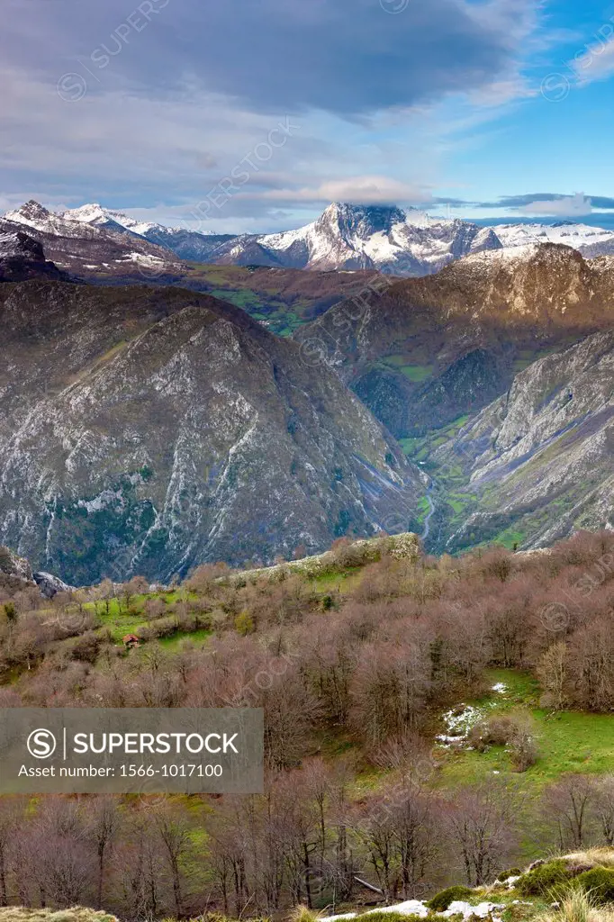 View from Picu´l Vasu on the western edge of the Picos Europa National Park near Amieva, Asturias, Spain