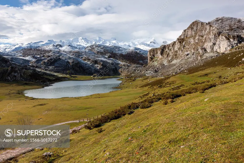 Lake Ercina with Picu´l Mosquital in the backgorund, Covadonga, Picos de Europa National Park, Asturias, Spain