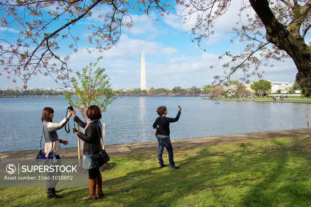 Girls with Washington Memorial Washington, DC