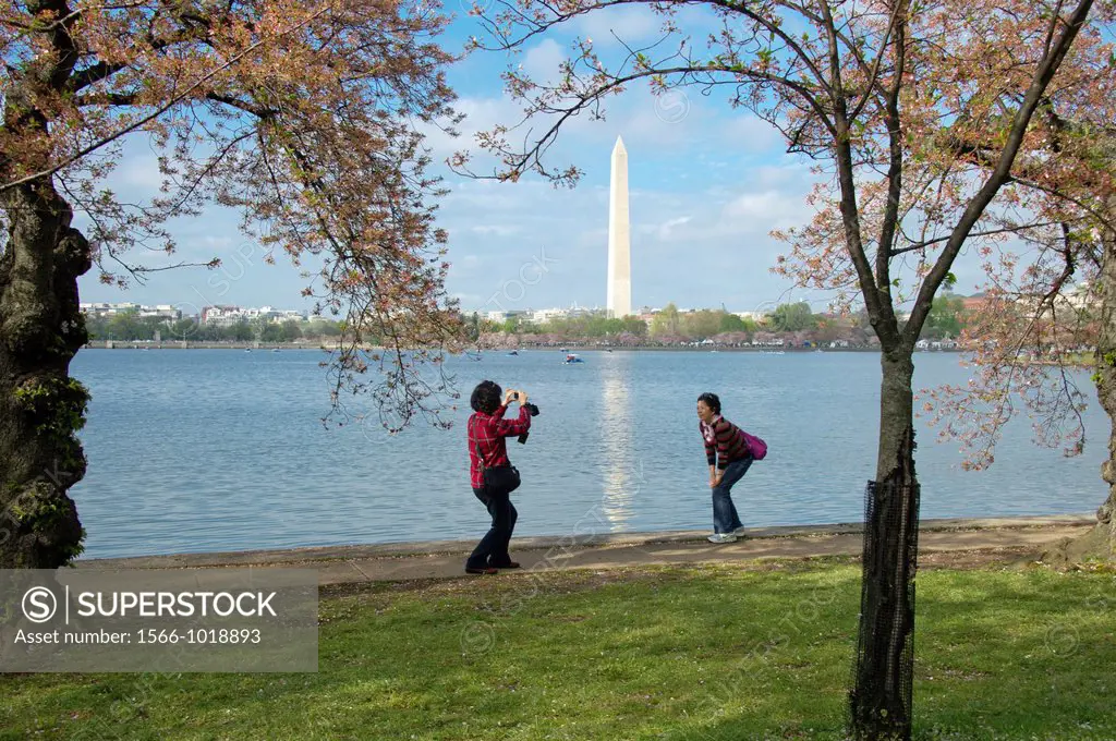 Girls with Washington Memorial Washington, DC
