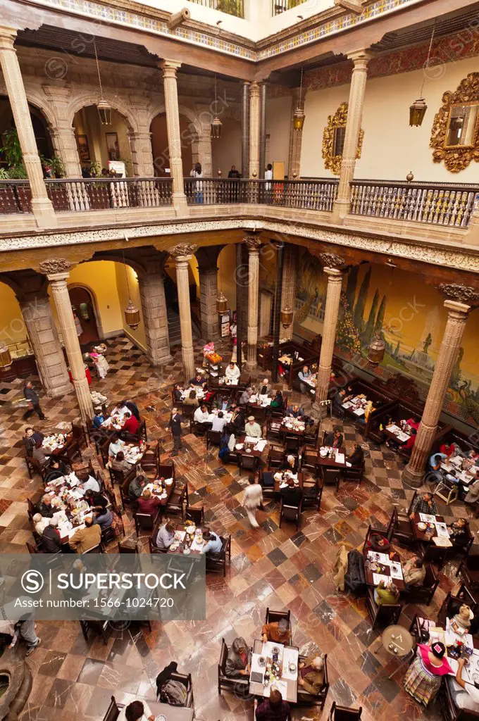 America. Mexico. Mexico DF. House of the Glazed Tiles. Ancient palace of the counts of the Valley of Orizaba 1737, today Sanborns. Interior courtyard ...